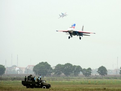 Trung đoàn Phòng không không quân 921 hỗ trợ mặt đất giúp các máy bay lần lượt đáp xuống đường băng an toàn.